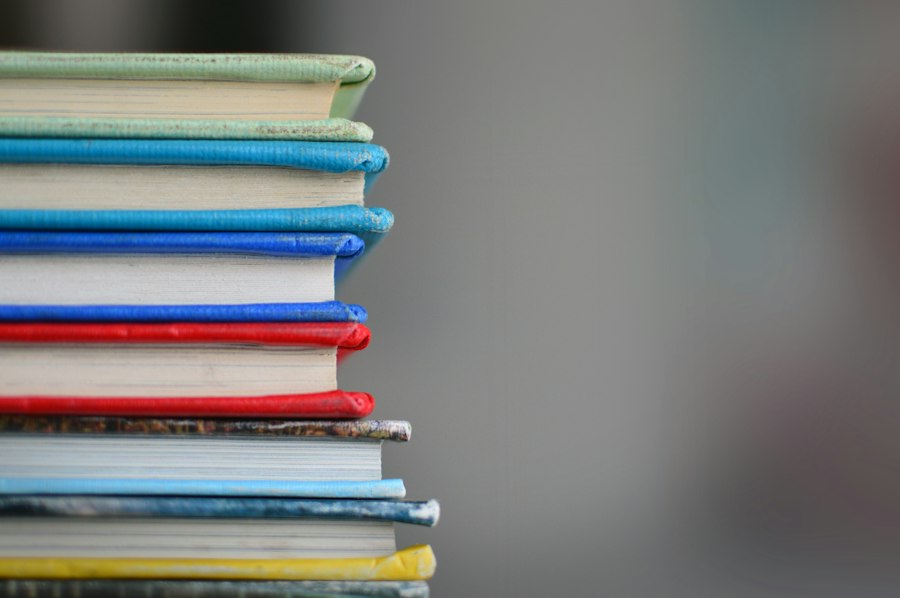 Livros e estudo em ambiente universitário